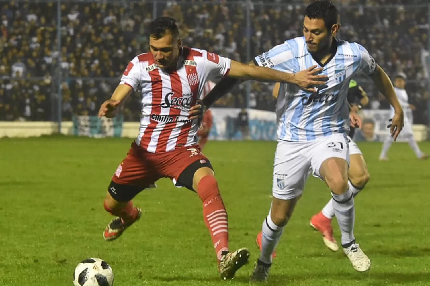 MANO A MANO. San Martín y Atlético igualaron en el Monumental. (@CASMOficial)