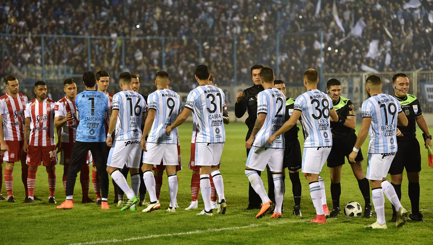 FRENTE A FRENTE. Santos y Decanos se enfrentarán por la Superliga en la cancha de Atlético. (LA GACETA / INÉS QUINTEROS ORIO)