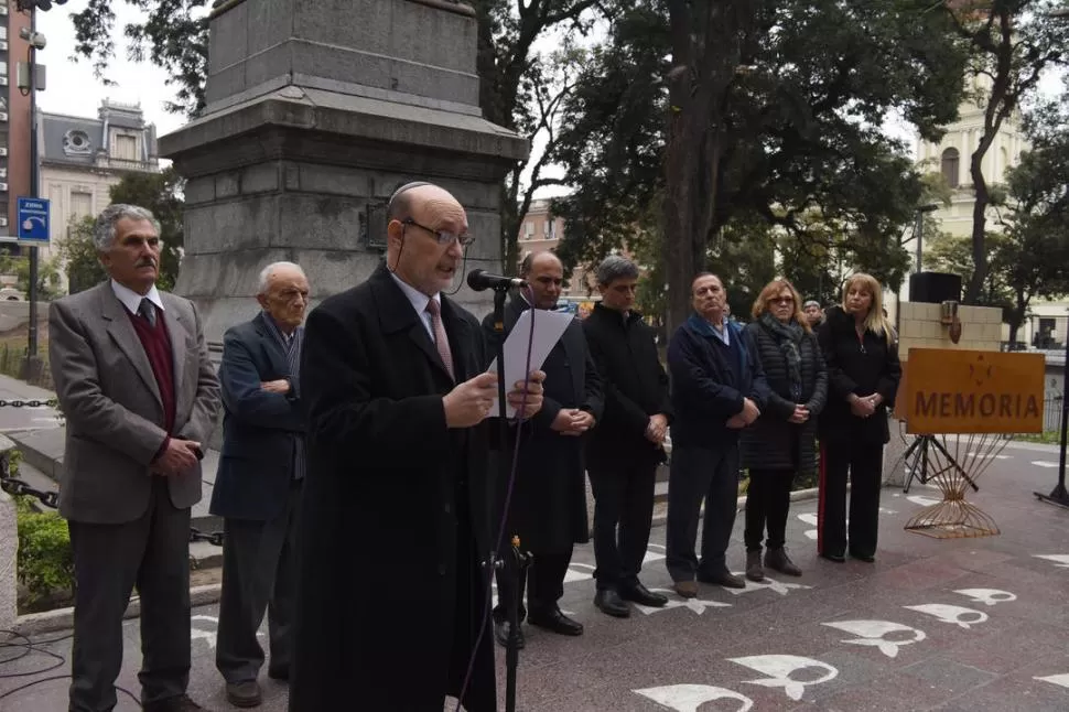 RECLAMO CONJUNTO. El rabino Nussbaum da un sentido discurso. Detrás, dirigentes políticos y referentes religiosos. la gaceta / foto de Analía Jaramillo