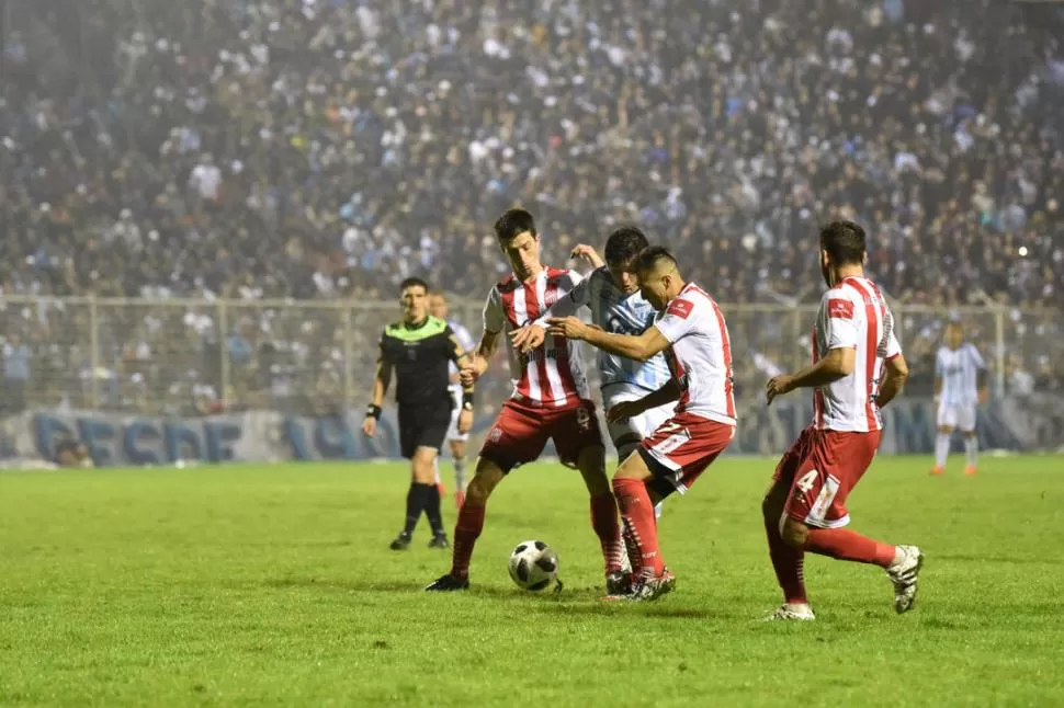 ENREDADO. Si los jugadores de San Martín no lo hubieran acorralado, caso Fernández y “Turbo” Rodríguez en la imagen, “Pulguita” habría dispuesto del segundo necesario para colocar un pase sorpresa. la gaceta / foto de inés quinteros orio 