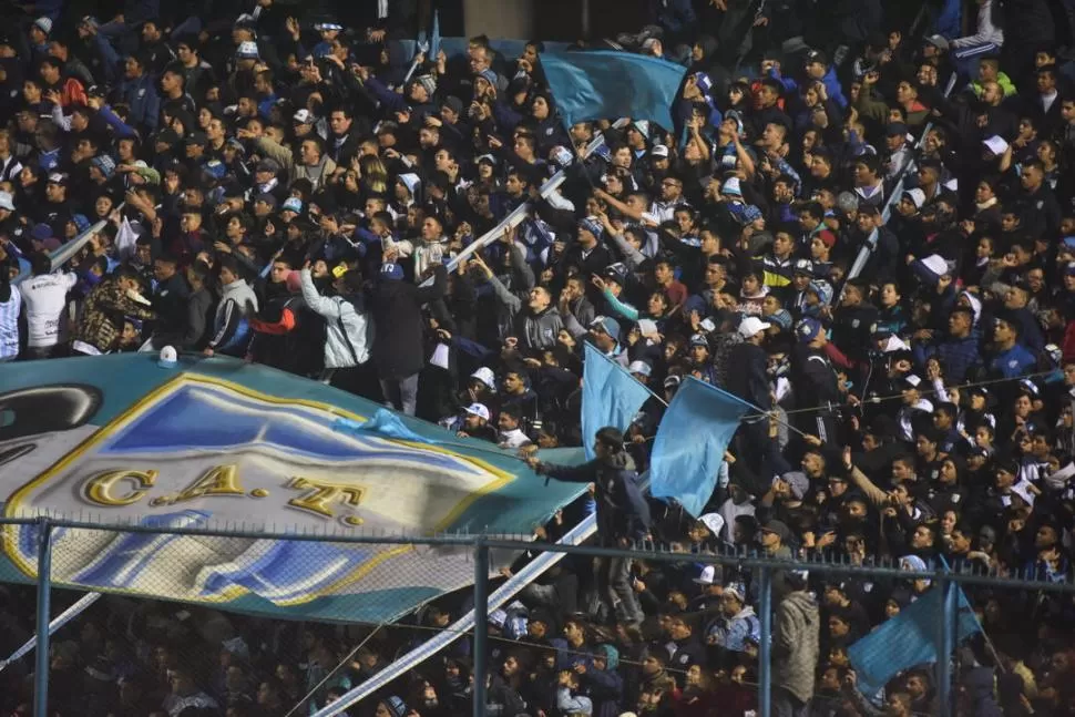 ASISTENCIA. Los “decanos” llenaron la cancha en el primero de los dos amistosos. la gaceta / foto de osvaldo ripoll 