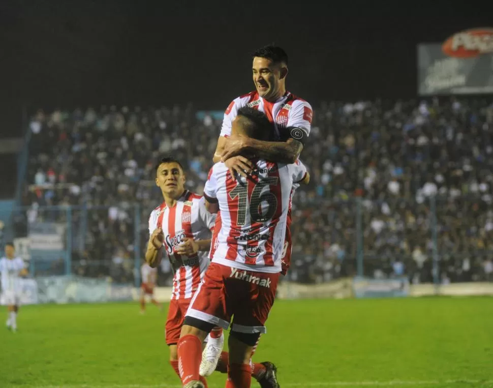 LOS MEJORES. Giménez levanta a Bieler, tras el 1-1. El volante y “Taca” fueron decisivos para sellar el empate anoche. la gaceta / foto de antonio ferroni 