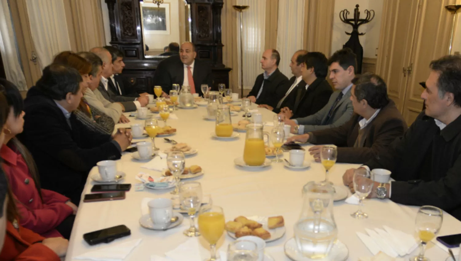 COMPARTIERON UN DESAYUNO. La reunión tuvo lugar en la Casa de Gobierno. FOTO/COMUNICACIÓN PÚBLICA