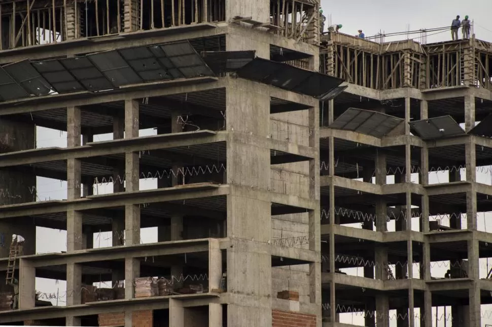 EDIFICACIÓN EN MARCHA. Obreros de la construcción llevan a cabo trabajos en un inmueble céntrico. la gaceta / foto de jorge olmos sgrosso 