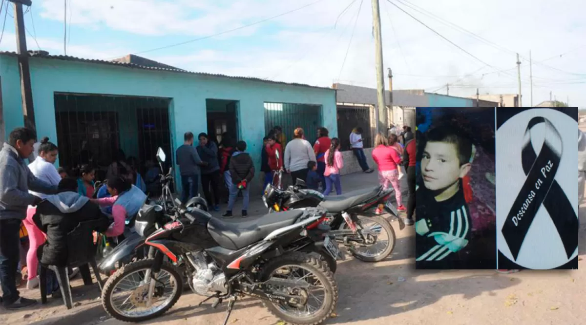 PROFUNDO DOLOR. Familiares y allegados al pequeño asesinado despidieron sus restos ayer en la casa de sus abuelos, en el barrio 4 de Junio. Ricardo Ocaranza falleció antes de llegar al hospital.  