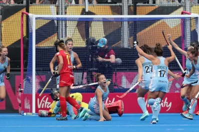 Las Leonas golearon a España en el debut mundialista