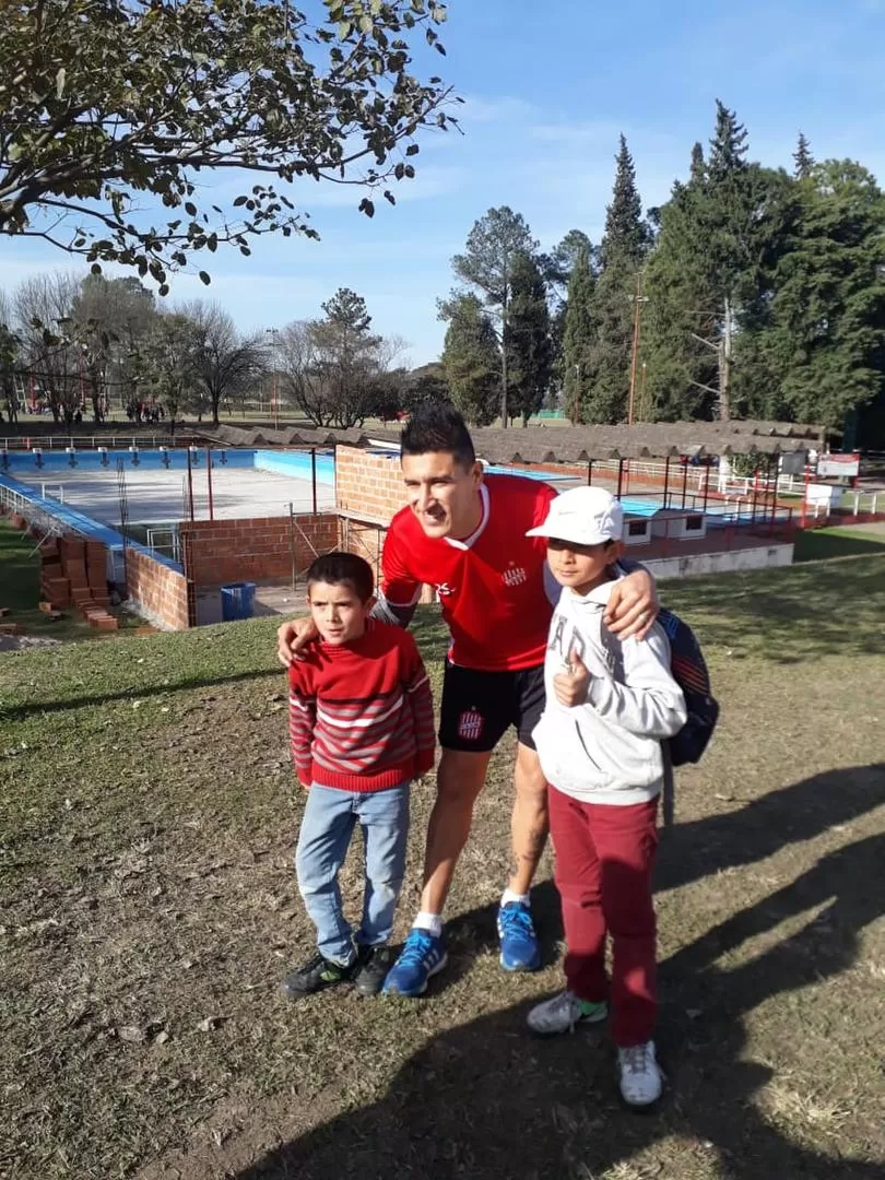 PARA EL RECUERDO.Walter Serrano posa junto a dos pequeños hinchas. 