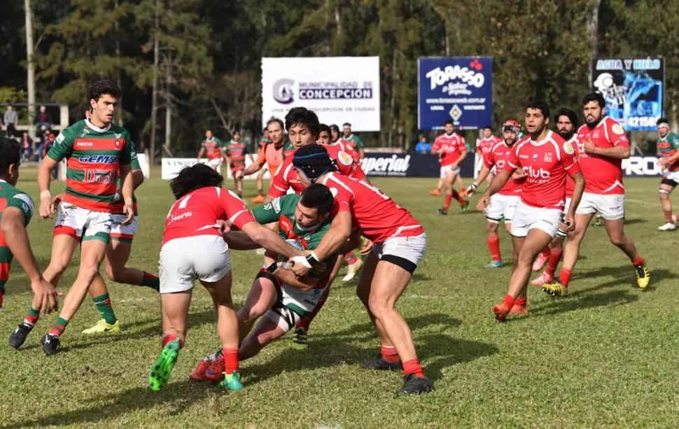 SE PUEDE. Ezequiel Faralle se tiene fe para pasar entre José Chico y Gonzalo Paz. Sólido triunfo de Huirapuca en el sur. la gaceta / foto de Osvaldo Ripoll