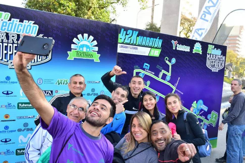 DISTENDIDOS. Los atletas retiraron sus kits y demostraron que viven una fiesta. 