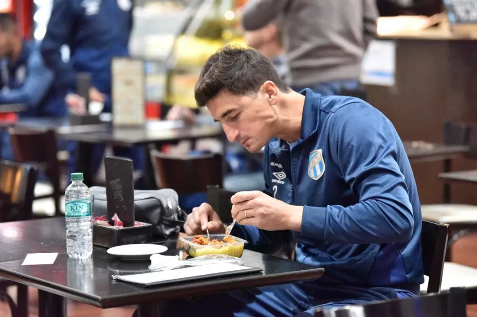 ALMUERZO TARDÍO. Andrés Lamas comió en el aeropuerto, antes de subir al avión. la gaceta / foto de inés Quinteros Orio