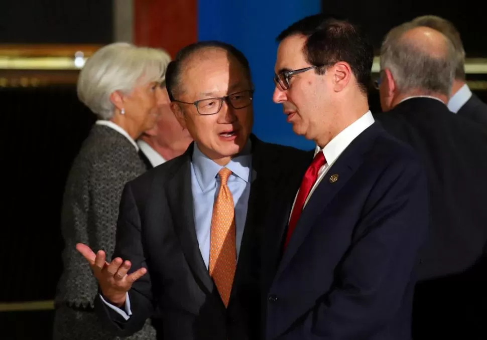 PROTAGONISTAS. Kim, presidente del Banco Mundial, conversa con Mnuchin, secretario del Tesoro de EEUU. reuters