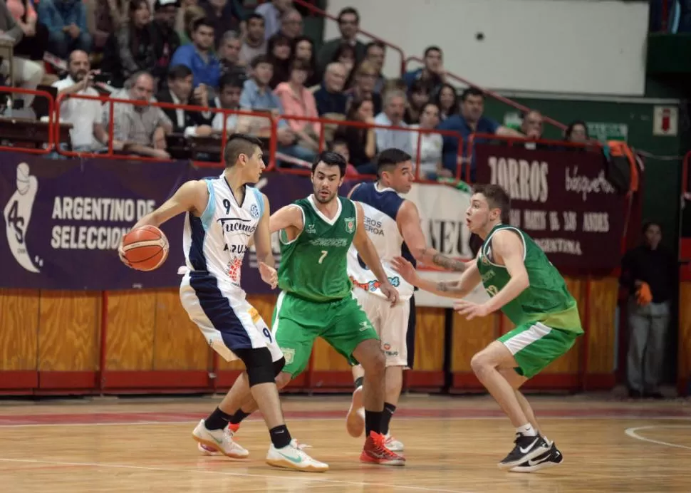 BRONCE. Gramajo enfrenta a dos neuquinos en el Campeonato Argentino del año pasado, en el cual Tucumán salió tercero. 