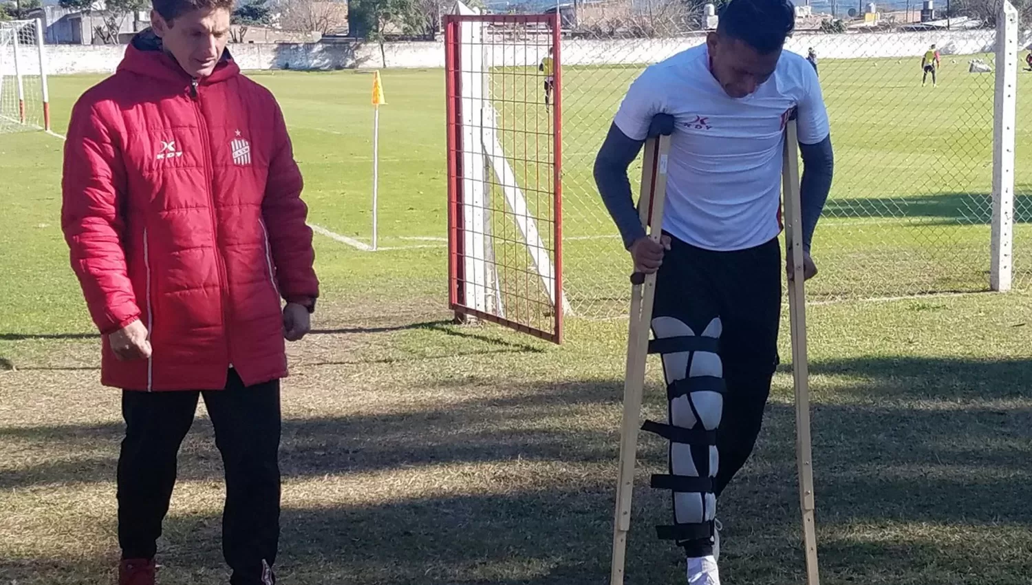 MUCHO DOLOR. Lucas Diarte, acompañado por el preparador físico Damián Solís, abandonó con muletas el predio de entrenamientos del complejo Natalio Mirkin. 