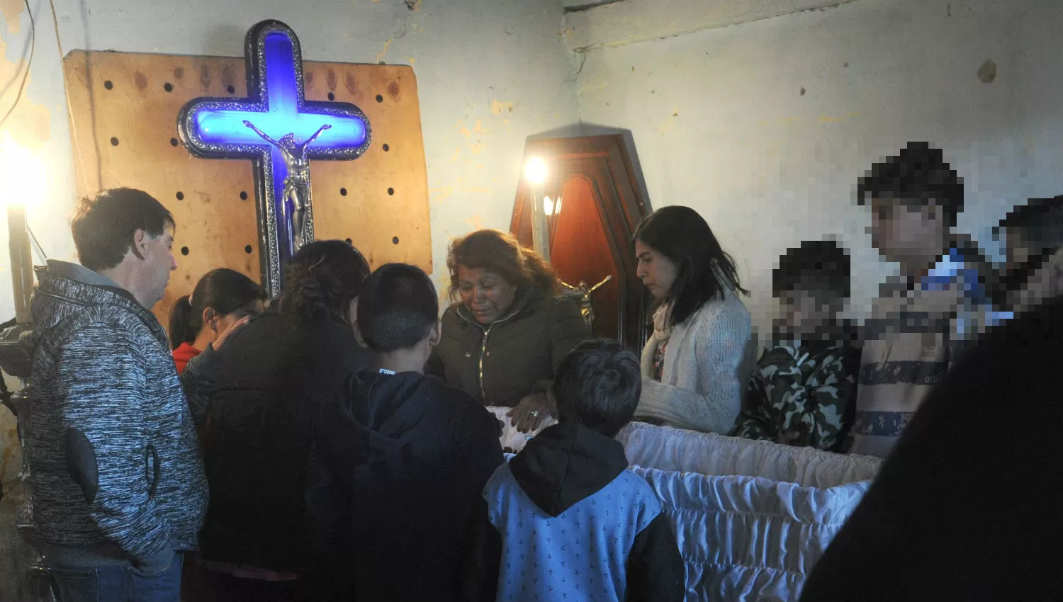 Familiares y allegados al pequeño despidieron sus restos en la casa de sus abuelos, en el barrio 4 de Junio.  LA GACETA / ANTONIO FERRONI