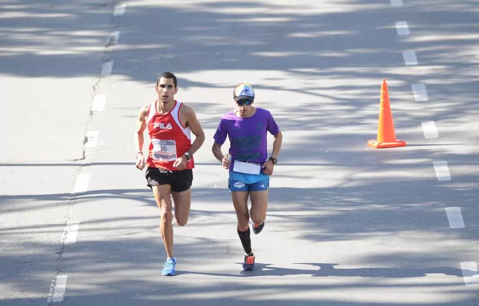 DEBUT. Camino (de rojo) competía por primera vez en 42K; hizo una gran carrera.  