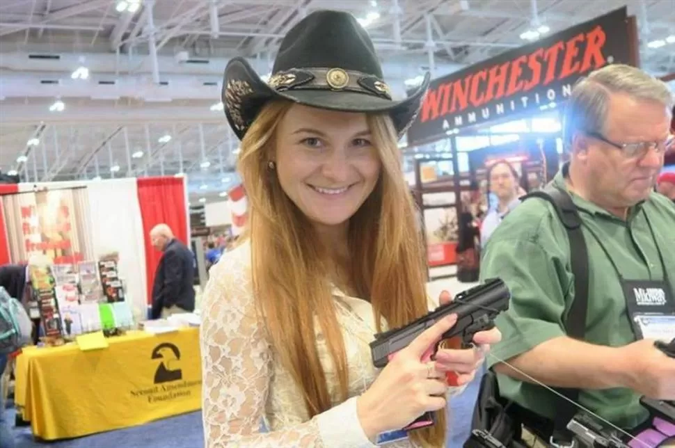 LA ESPÍA QUE VINO DEL FRÍO. Butina tenía un alto perfil en redes sociales, donde publicaba fotos con armas.   