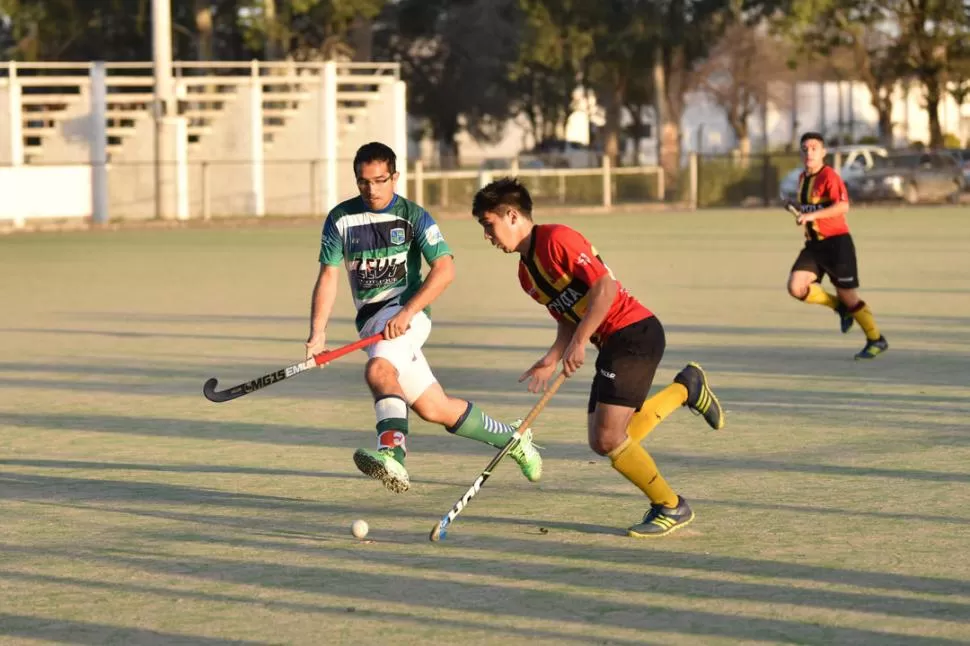 ENCARANDO AL ÁREA. Pablo Bonotto, de “Nales”, se lleva la bocha ante un rival. la gaceta / foto de Inés Quinteros Orio