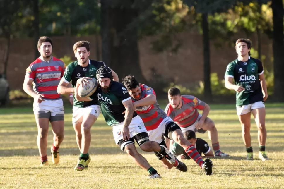 POR TODOS LADOS. Benjamín Santamarina al frente del ataque de Tucumán Rugby, que mostró lo mejor de su repertorio. LA GACETA / FOTO DE INÉS QUINTEROS ORIO