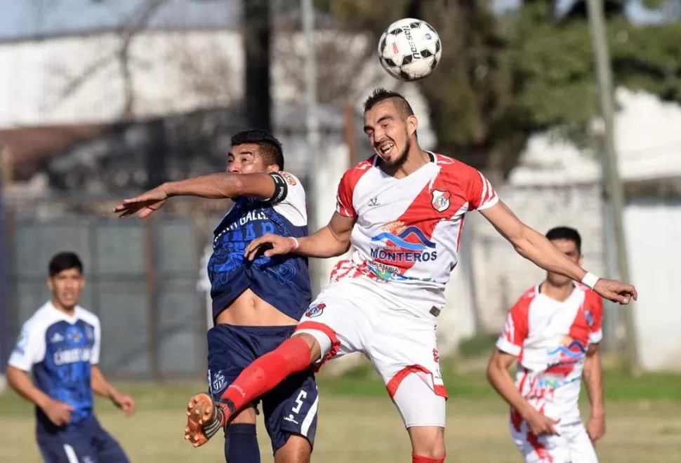 BIEN ARRIBA. Héctor López, el capitán de Almirante Brown, y Daniel Delgado, de Ñuñorco, luchan en el aire por la pelota.  la gaceta / foto de DIEGO ARÁOZ