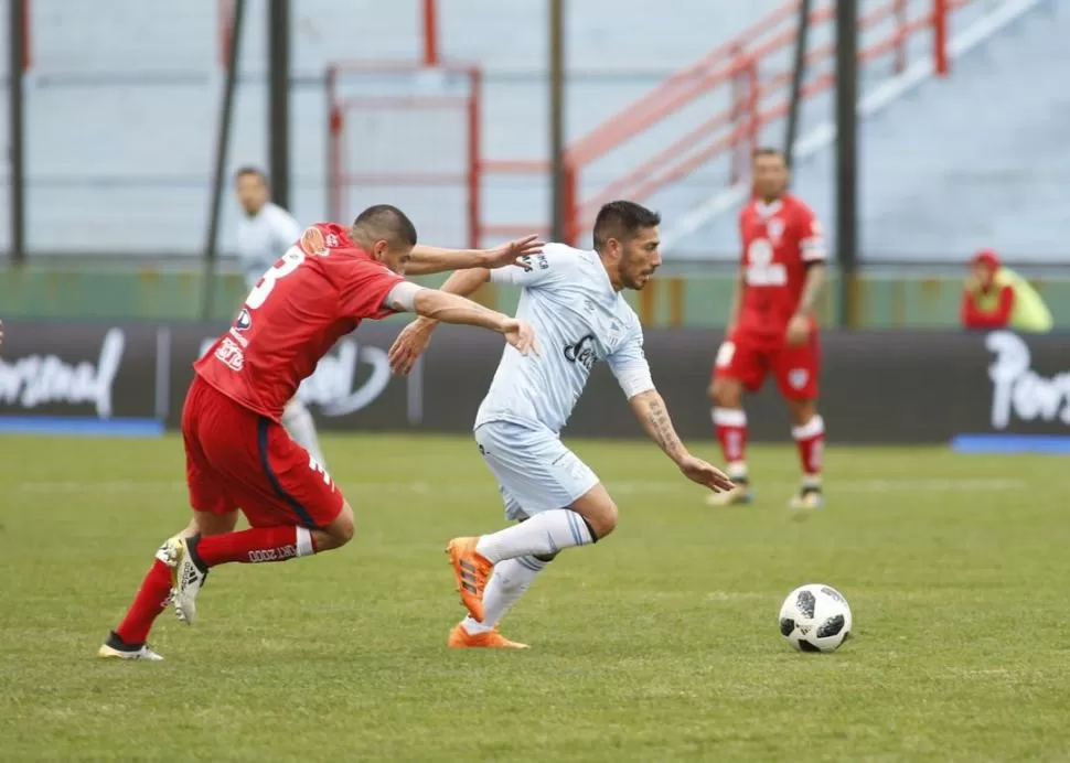 “BEBÉ” SUELTO. Acosta se escapa rápidamente de la marca de Avendaño durante el primer tiempo del partido que -con mucho sufrimiento- Atlético le pudo ganar a Tristán Suárez por la Copa Argentina.  Foto de Maria Silvia Granara ( especial para la gACETA )