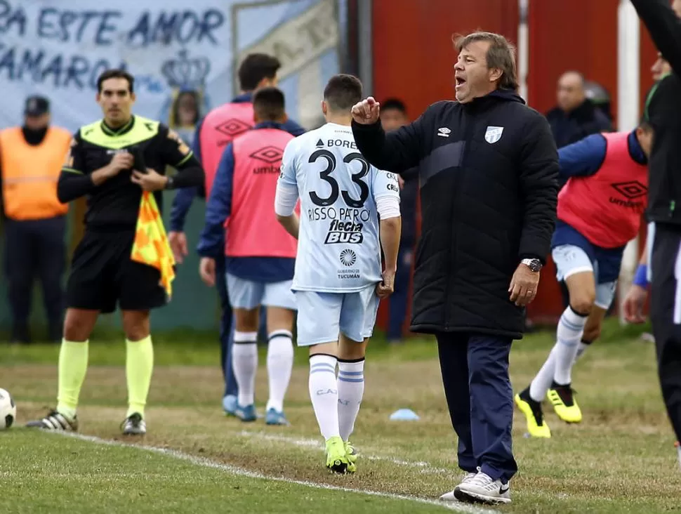 DA INDICACIONES Y PIDE REFUERZOS. Zielinski habla durante el partido. Luego, se encargó de pedir más incorporaciones. fotos de maría silvia granara (especial para la gaceta)