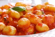 Hoy en Cocinando con Maxi: ñoquis de papa con salsa de verdura