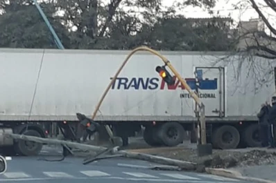 Un camión cortó el cable que sostenía un semáforo en avenida Mate de Luna
