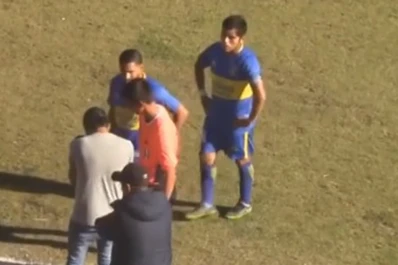 VAR improvisado: un árbitro peruano revisó la jugada con la cámara de un fotógrafo