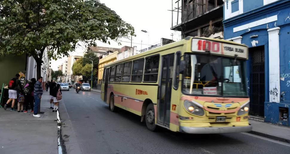 SEGUIDILLA. El primero de los tres ataques a colectivos, ocurridos en los últimos días, se registró en la céntrica esquina de San Lorenzo y Jujuy. la gaceta / foto de diego aráoz