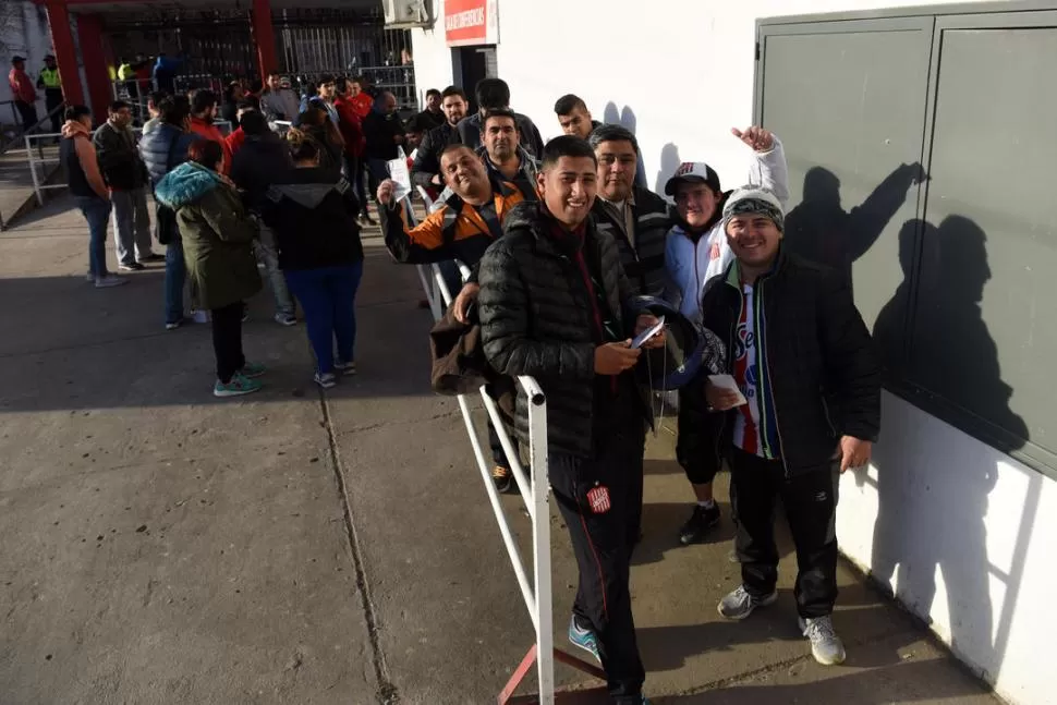 “YA TENGO EL MÍO”. Los hinchas se dieron el gusto de adquirir sus abonos. la gaceta / foto de diego aráoz 