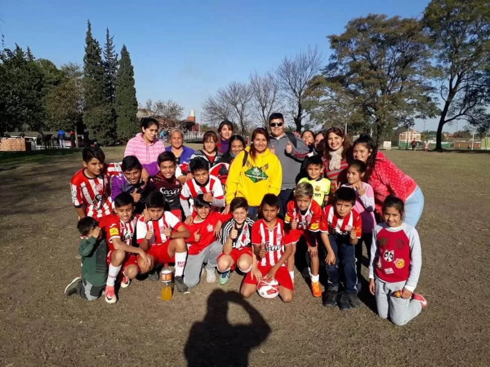 FELICIDAD. Las madres y sus hijos posan al término de la actividad diaria.  