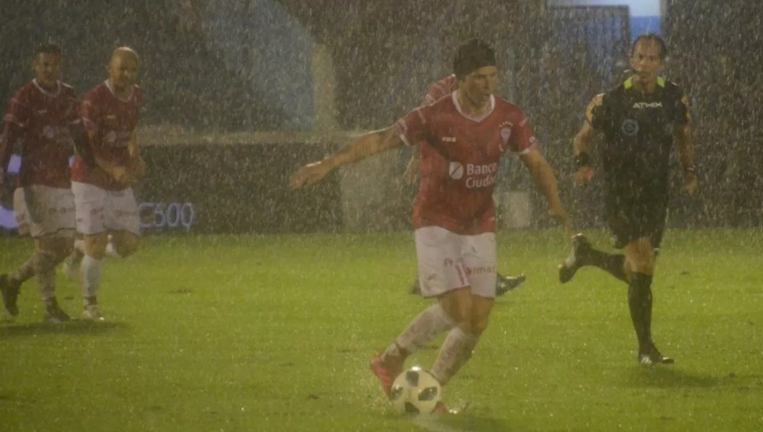 NO SE PODÍA JUGAR. Huracán vencía a Victoriano Arenas cuando se suspendió el encuentro.