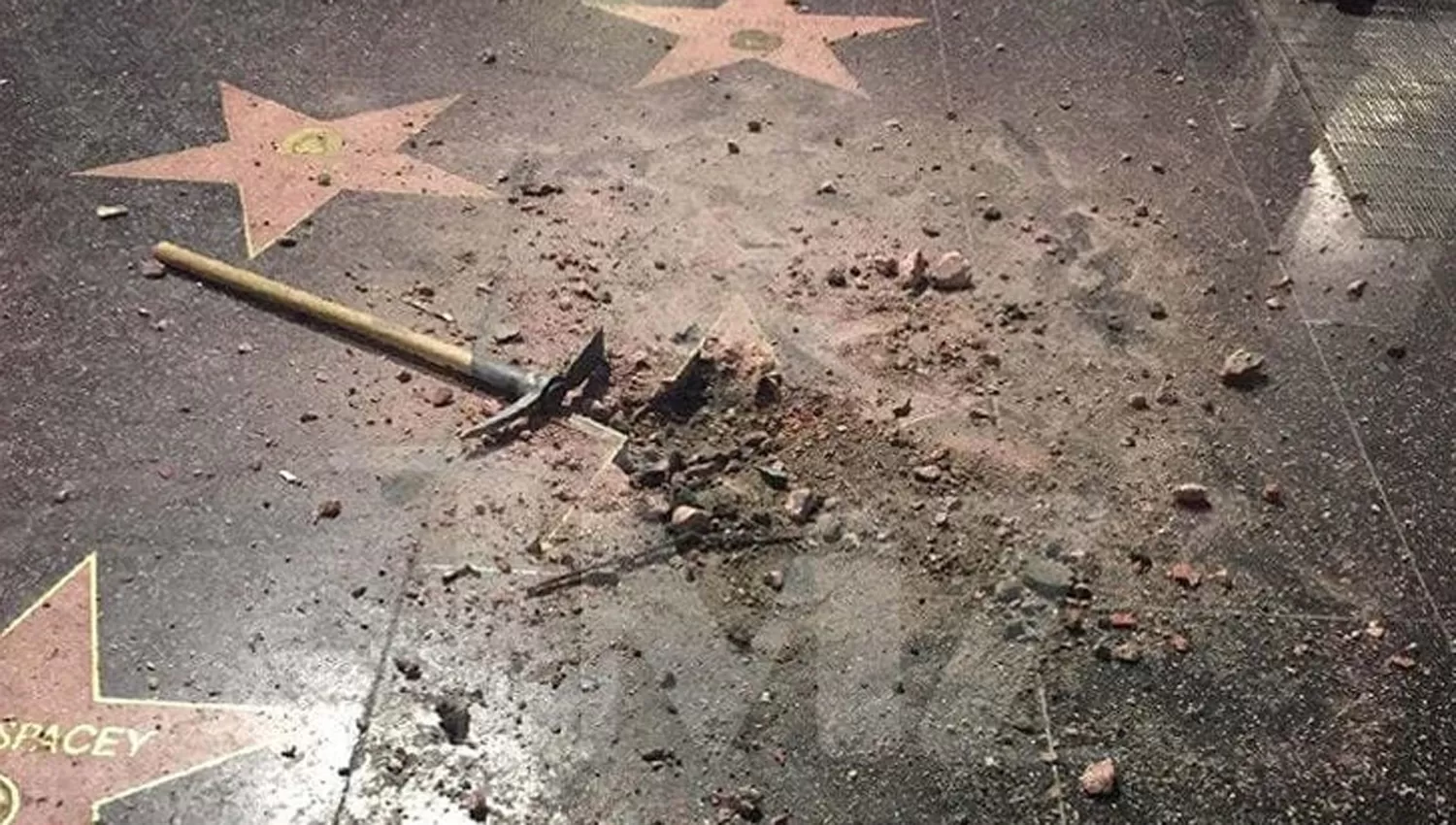 DESTROZADA. Así quedó la estrella de Trump en el Paseo de la Fama.