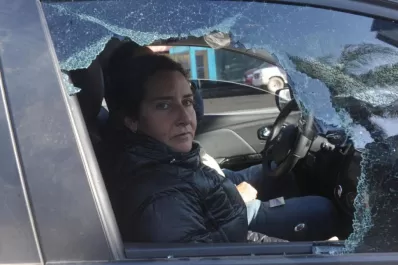 Frenó en el semáforo de Mate de Luna y Colón y fue atacada por rompevidrios