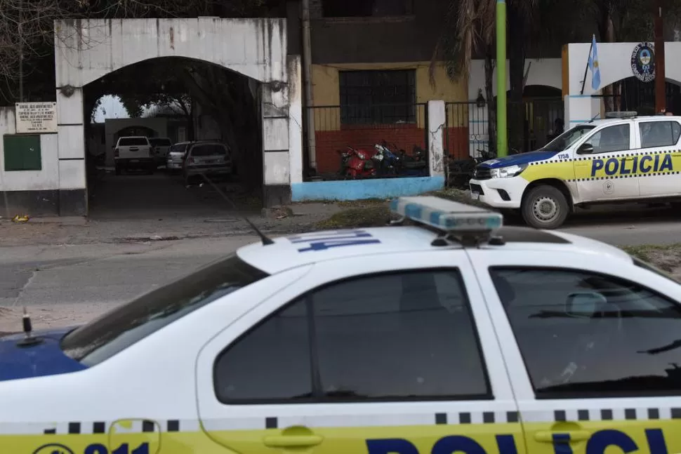 LA ESCENA DEL HECHO. Después de la fuga de “El Gordo”, los móviles de la Policía rodearon el Roca, ubicado en Francisco de Aguirre al 400. la gaceta / foto de DIEGO ARáOZ