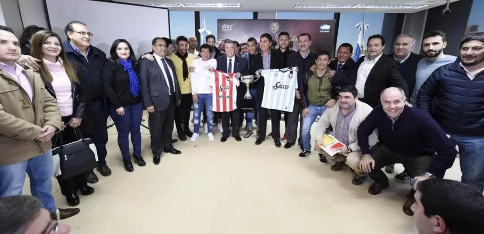 TROFEO. Ayer, en el edificio legislativo se presentó la copa “Honorable Legislatura”, que se llevará el ganador del clásico. prensa legislatura 