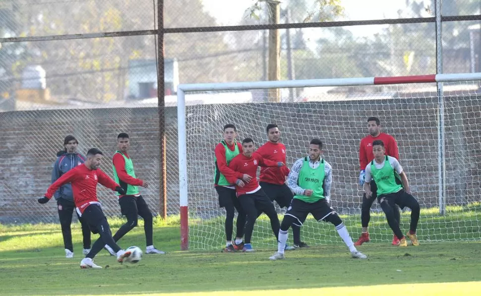 LA CARTA GANADORA. Bieler ensaya un remate durante la sesión de ayer. El delantero es el capitán y el goleador de un San Martín que quiere volver a posicionarse en el fútbol argentino y que para eso espera seguir avanzando en la Copa Argentina, mientras espera el inicio de la Superliga. la gaceta / foto de hector peralta