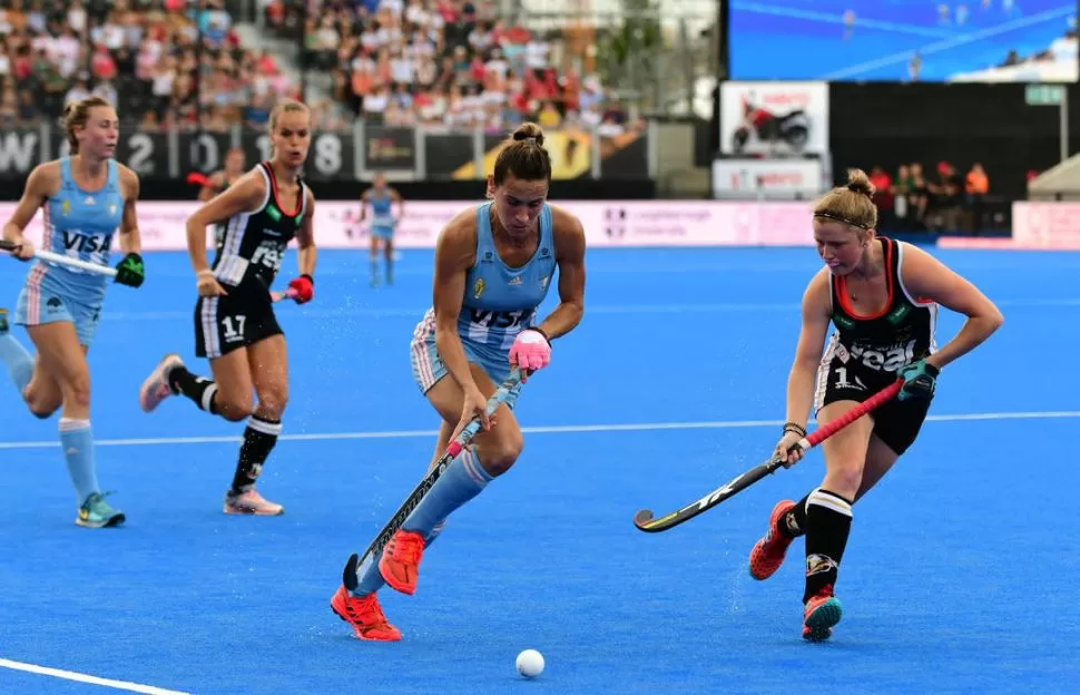 AL ATAQUE. Martina Cavallero trata de eludir la marca de una rival. Argentina fue derrotada por Alemania, 3 a 2.  DEO ÁVALOS / FIELDHOCKEYFOTOS