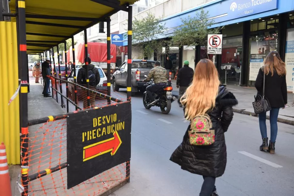 PREVENCIÓN. Instalaron una pasarela peatonal y puntales para evitar accidentes.- LA GACETA / FOTOS DE JOSÉ NUNO. 