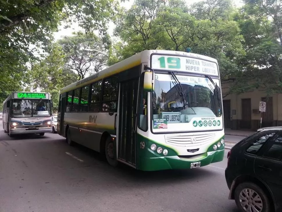 PELIGRO. Un desconocido extrajo un arma de fuego, redujo al colectivero y le disparó a un pasajero. ByV Transportes