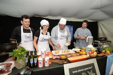 El interior expone sus tradiciones, sus danzas y sus comidas en el Hipódromo