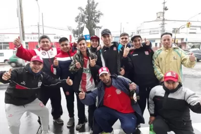 Compañía asegurada: los hinchas del Santo respaldaron al equipo en Morón