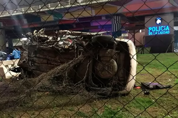 Accidente de película: perdió el control de su auto y cayó al vacío