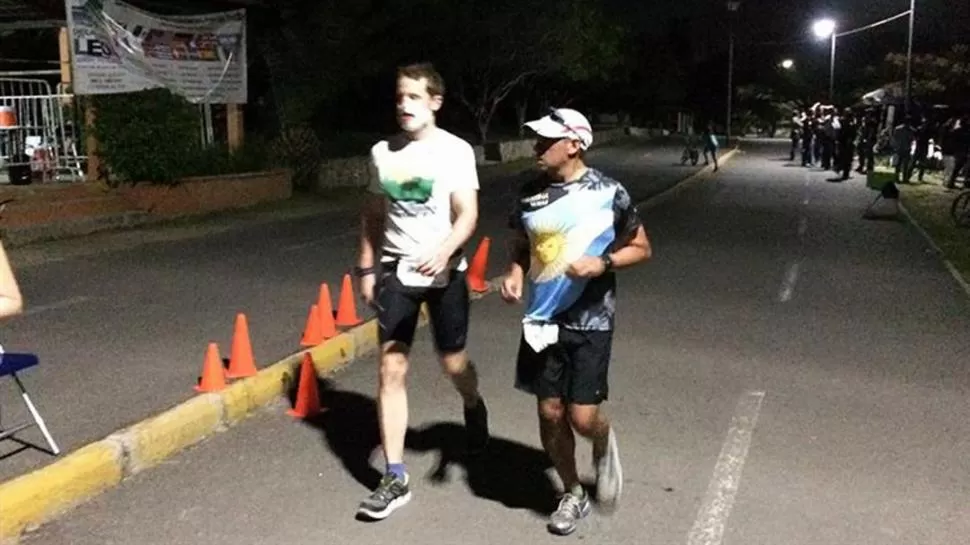 EN MÉXICO. Henning, recién operado por Jorge, corre con él a su lado.  