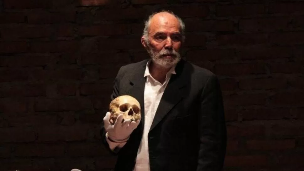  BAILEMOS SOBRE LAS CENIZAS, HAMLET - La puesta es interpretada por Rodolfo Pacheco, bajo la dirección de Ricardo Arias.
