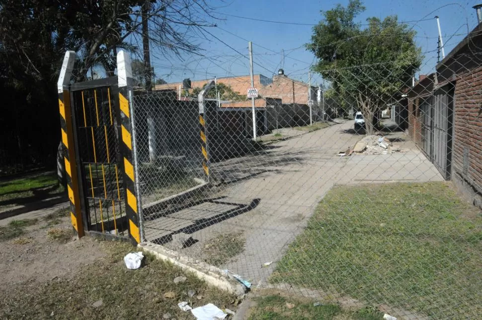 PASO PROHIBIDO. Los vecinos de la cuadra que fueron consultados dijeron que los robos disminuyeron desde que alambraron uno de los accesos. la gaceta / foto de Antonio Ferroni