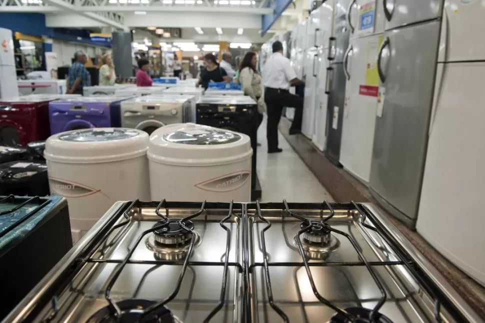 EN BAJA. Los consumidores dejaron de comprar electrodomésticos y autos. la gaceta / foto DIEGO ARáOZ