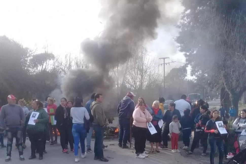 MOLESTOS. Vecinos y parientes de la joven cortaron los accesos a San Pablo, 