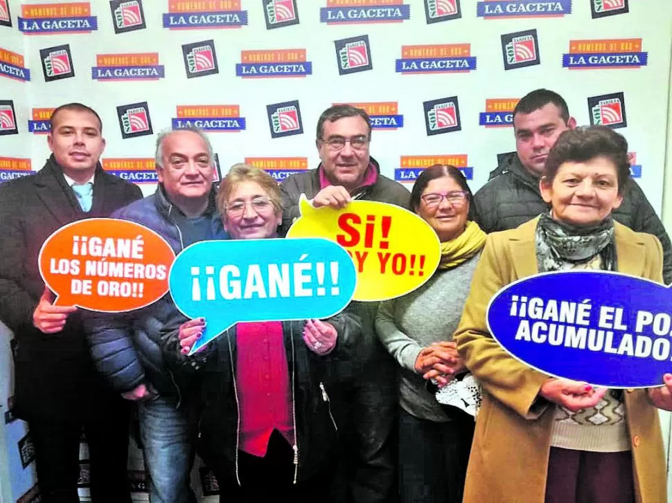 ILUSIONADOS. Los ganadores y sus familiares vinieron ayer a nuestro diario para retirar sus respectivos cheques. 
