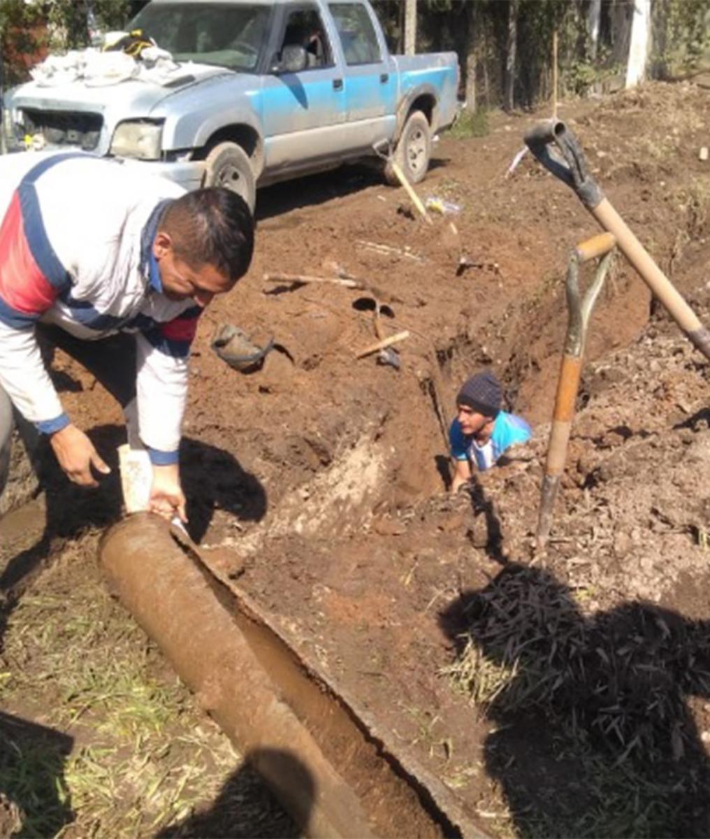 SIN AGUA. Empleados de la SAT muestran los caños rotos y afirman que el daño fue a causa del trabajo de una empresa de telecomunicaciones.